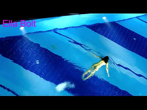 ❤️ मी पाहणे थांबवू शकत नाही, तरुण गोरा ELLA BOLT रिसॉर्ट पूलमध्ये नग्न पोहताना पकडला गेला ☑  अश्लील mr.nudexxx.ru ️❤